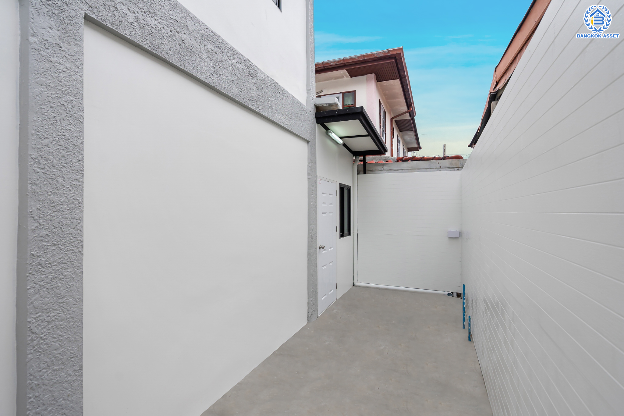 บ้านมืองสองตกแต่งใหม่ ม.พระปิ่น 2 บรมราชชนนี บ้านพร้อมอยู่ หลังใหญ่ บนเนื้อที่ 25.6 ตร.ว. ฟังก์ชัน 2 ห้องนอน 2 ห้องน้ำ 1 ที่จอดรถ บนทำเลศักยภาพ เดินทางสะดวก เชื่อมต่อถ.บรมราชชนนี, ถ.ศาลาธรรมสพ ใกล้ม.มหิดล และจุดขึ้นทางด่วน "ศรีรัช"